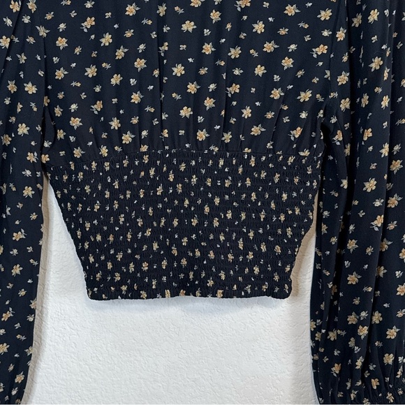 American Eagle Black Ditsy Floral Long Sleeve V Neck Smockec Crop Top Blouse MED - Picture 8 of 11